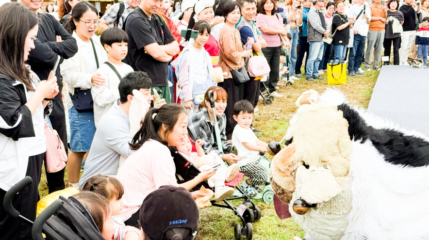 2025 안성 바우덕이 축제 풍물 마당놀이 해피 공연에서 해피가 관객속으로 도망가는 모습