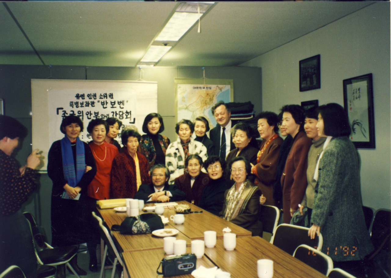   1992년 12월 11일 한국여성연합회에서 열린 유엔 인권소위원회 특별보고관 테오 반 보벤과의 간담회. 이영숙, 이효재, 테오 반 보벤, 강덕경, 황금주, 이용수, 정진성, 강정숙, 도쓰카 에쓰로, 김학순, 윤정옥 등이 참석했다. (IMAGE0934_921211 특별보좌관 반 보벤 간담회(3) 