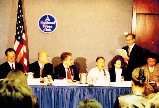 2000년 9월 18일 일본군'위안부' 소송을 위해 워싱턴DC의 National Press Club에서기자회견 중인 원고대표 황금주. 왼쪽부터 소송팀에 참여했던 재미한인변호사인 한태호 변호사, 마이클 하우스펠트, 배리 피셔, 황금주, 정연진(사진: 통일뉴스, 2016년 4월 28일 https://www.tongilnews.com/news/articleView.html?idxno=116433)