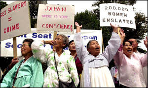 2000년 9월 18일 워싱턴연방지방법원에 '위안부' 피해자들을 위한 집단소송을 제소하던 날, 미국무부 앞에서 시위에 나선 횡금주. 오른쪽 끝부터 황금주, 김순덕, 문필기(사진: 'Sex slaves' sue Japan, 2000년 9월 19일 BBC뉴스)  http://news.bbc.co.uk/2/hi/asia-pacific/931367.stm