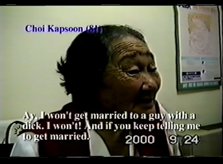 일본군‘위안부’ 생활로 인한 신체적, 심리적, 사회적 어려움을 보고하는 내용으로 2000년 여성국제법정에서 상영된 영상 속 최갑순의 모습 P4-0146_306 (02:20/02:47) 