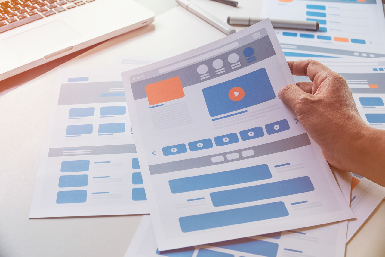 ​기업 브랜드 컬러와 로고를 활용한<br>통일감 있는 화면 구성