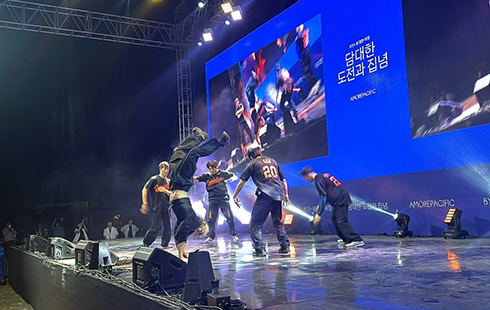 '여름을 덮다'의 공연장면