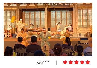 관객이 직접 촬영한 마당놀이 용을쫓는사냥꾼 공연의 코믹 상황극 장면과 별점 5점 후기 이미지