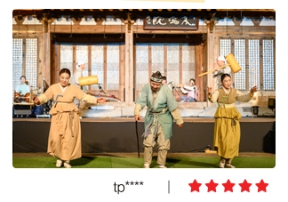 관객이 촬영한 마당놀이 용을쫓는사냥꾼 공연의 흥겨운 춤 장면과 별점 5점 후기 이미지