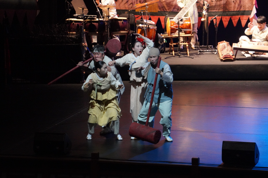 마당놀이 용을쫓는사냥꾼 공연에서 바보같던 사냥꾼들이 사냥의 비법을 선보이자 마을 사람들이 깜짝 놀라는 장면