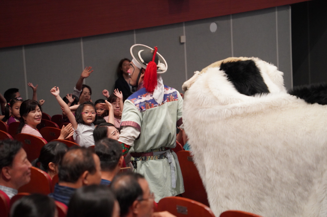마당놀이 용을쫓는사냥꾼 공연에서 탈 캐릭터와 연희자가 객석으로 들어가 아이들과 소통하며 즐겁게 호응하는 장면