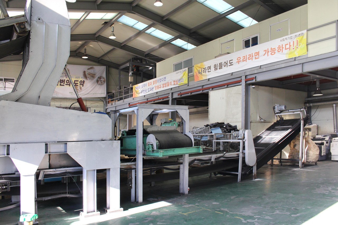 <span style="background-color:#00a73c; color:#fff"><strong> 시설 </strong></style>