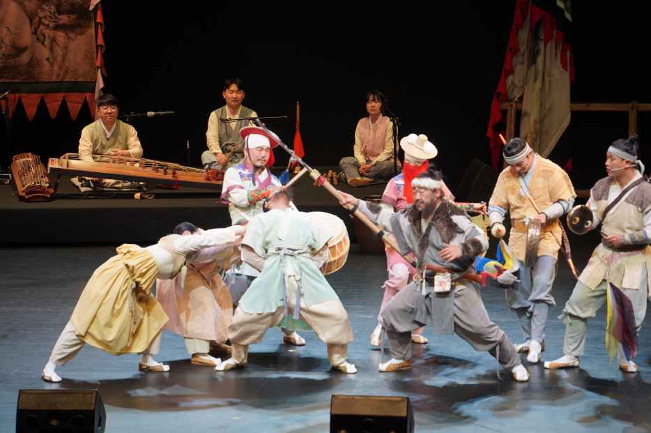 마당놀이 용을쫓는사냥꾼 공연에서 사냥꾼과 마을 사람들이 대립하며 긴장감 넘치는 대치 장면을 펼치는 모습