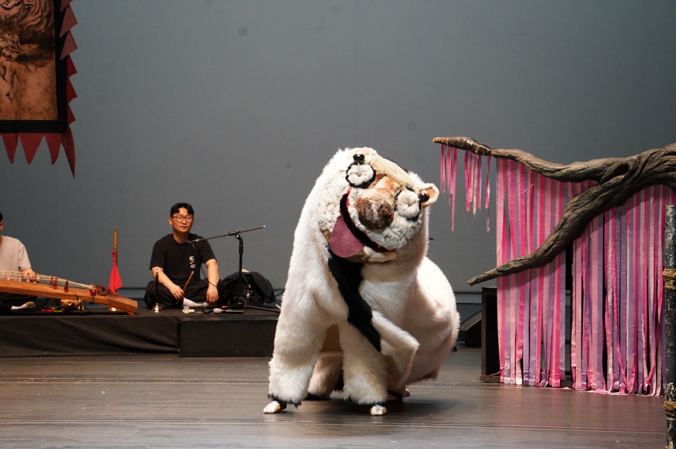 마당놀이 용을쫓는사냥꾼에서 사자탈 강아지 해피가 사자탈춤을 추는 모습