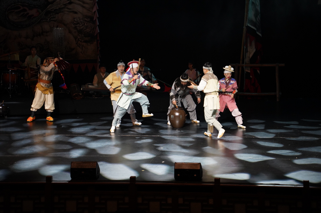 마당놀이 용을쫓는사냥꾼에서 출연자들이 넌버벌 퍼포먼스를 하고있는 장면