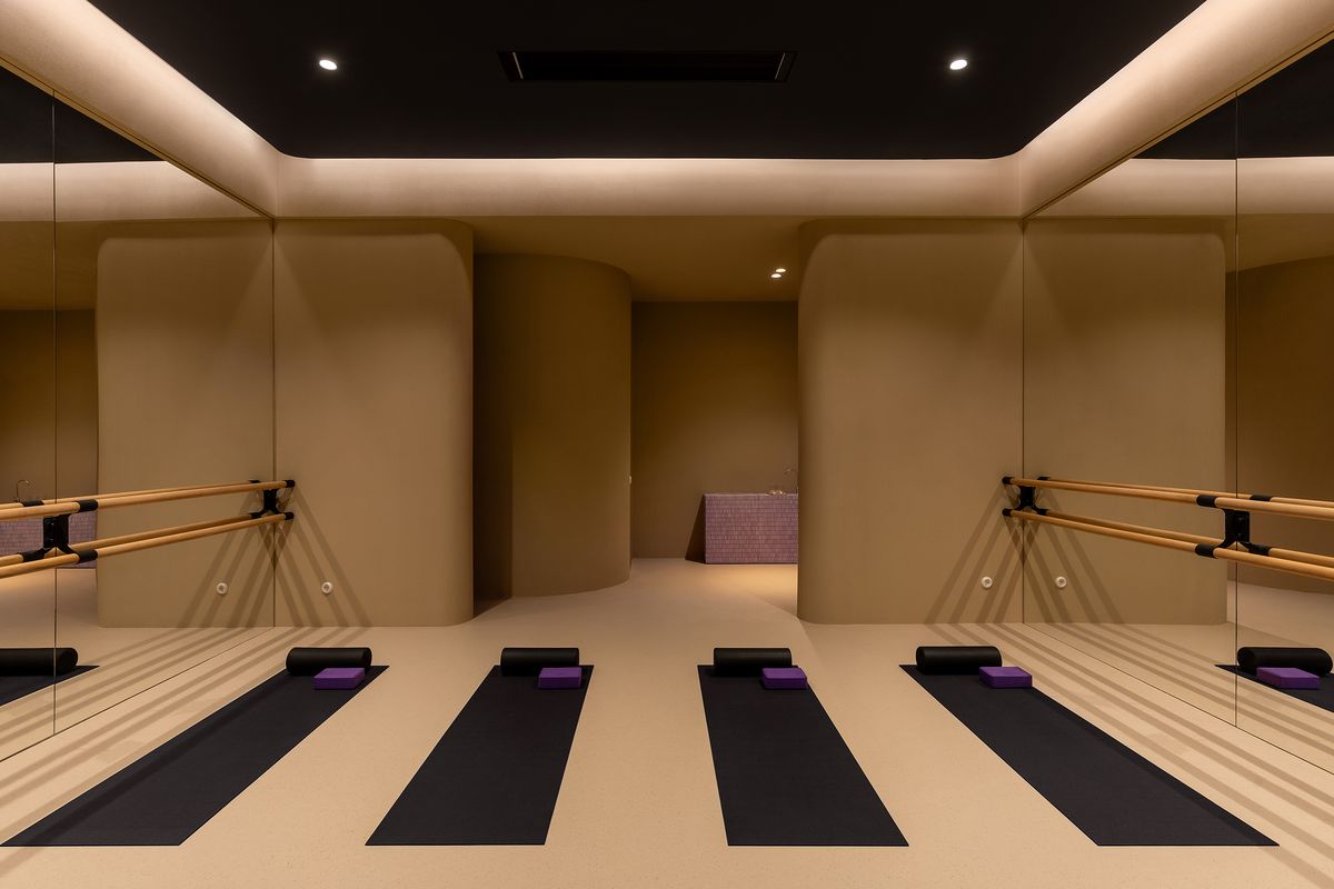 기존 요가룸에 거울과 바 설치형 