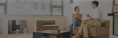 <div class="tb-text-group"><span class="t-text">Table Talk Salon</span><p class="b-text"><i>“서로 다른 속도가 어긋나지 않고 어울렸어요.” – 민석</i></p></div>