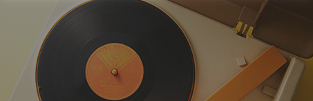 <div class="tb-text-group"><span class="t-text">Vinyl & Conversation</span><p class="b-text"><i>“음악처럼, 우리도 자연스러웠어요.” – 재현</i></p></div>