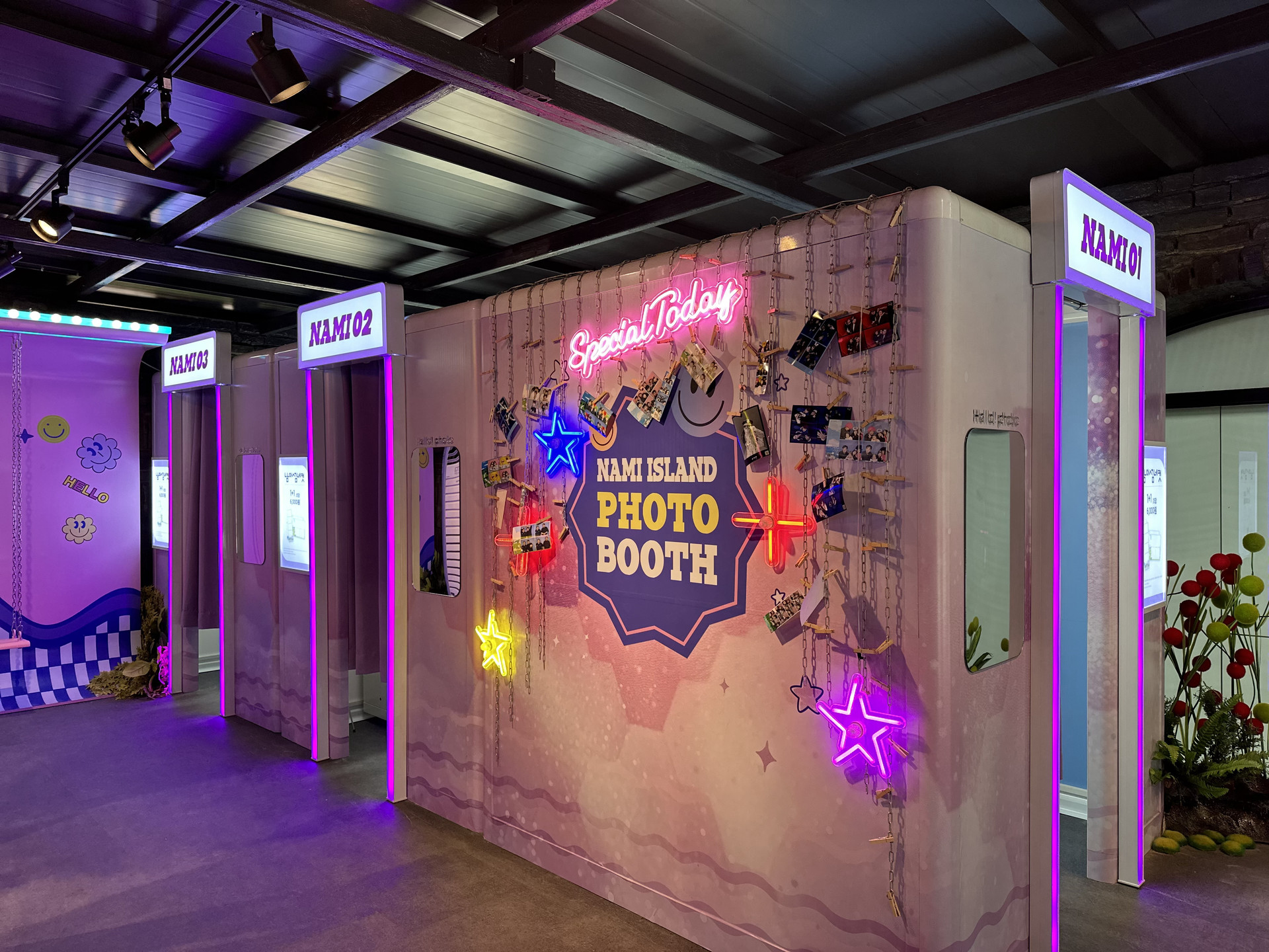 남이섬네컷 특별 프레임    남이섬에서만 만나볼 수 있는 특별 프레임  소중한 이와의 특별한 오늘을 간직해 보자. 합리적인 가격과 편리한 위치    남이섬이라면 언제, 어디서든 손쉽게 만나볼 수 있다! 다양한 종류의 포토부스    기본 4컷 이미지부터 요즘 핫한 항공샷, 포토매거진   그리고 휴대하고 다닐 수 있는 포토카드까지!