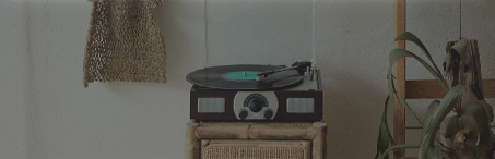 <div class="tb-text-group"><span class="t-text">Vinyl & Conversation</span><p class="b-text"><i>“굳이 말하지 않아도 연결된 기분이었어요.” – 태림</i></p></div>