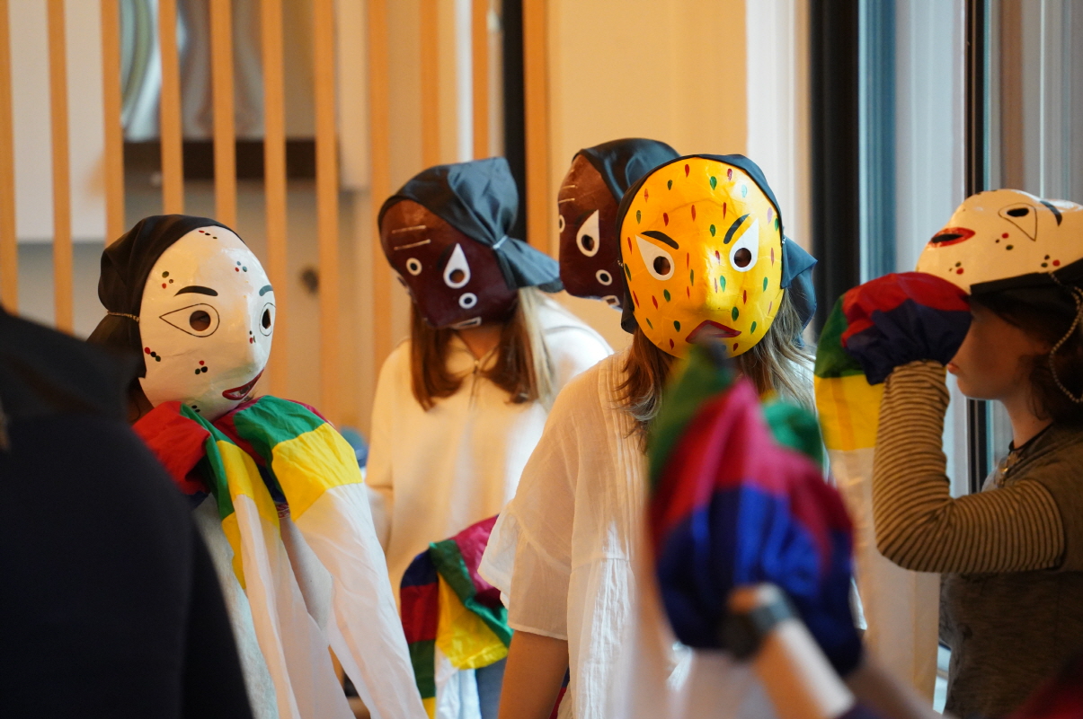 전주한옥마을 전통체험 ‘한바탕 얼쑤’에서 프랑스 유학생들이 전통탈을 쓰고 탈춤을 준비하는 모습