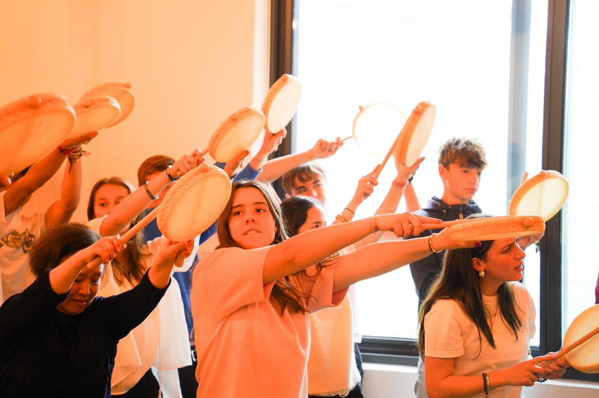 전주한옥마을 전통문화체험 ‘한바탕 얼쑤’에서 프랑스 유학생들이 소고를 들어 올리며 한국의 장단을 배우는 모습