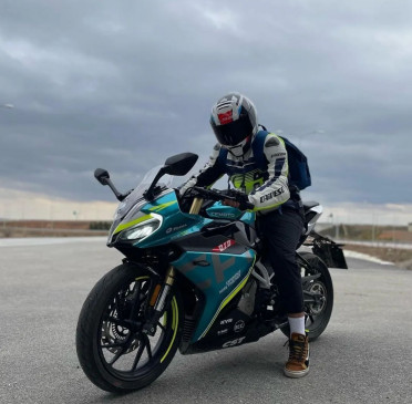 서울퀵은 24시간 365일 언제든지 접수를 할수있으며 신속하게 배송을 하고있습니다.퀵서비스는 일반적으로 급행 배송이나 긴급한 운송이 필요한 경우에 사용되는 물류 서비스입니다. 보통 택배나 일반적인 화물 운송 서비스보다 더 빠른 배송 속도와 더 높은 신뢰성을 제공합니다.  퀵서비스는 주로 중소규모의 물류 운송 서비스를 제공하며, 대개 지역 간 또는 도시 내에서 화물을 운송하는 경우에 많이 이용됩니다. 이러한 서비스는 보통 매우 빠른 배송 속도를 제공하며, 일반적으로 예약 시간에 따라서 당일, 다음날 배송 등 다양한 배송 속도를 선택할 수 있습니다.  퀵서비스는 다양한 용도로 이용될 수 있습니다. 예를 들어, 중소기업이나 개인 사업자가 제품을 배송하거나, 급한 문서나 소포를 보내는 경우, 병원이나 의료 기관에서 의약품이나 시료를 운송하는 경우 등이 있습니다. 또한, 국내외 출장 및 회의, 전시회 참가 등의 비즈니스 용도로도 이용될 수 있습니다.  퀵서비스는 일반적으로 특수한 화물 차량을 사용하여 화물을 운송합니다. 이러한 차량은 보통 크기나 용도에 따라서 구분됩니다. 예를 들어, 승용차나 승합차를 이용한 소량 용품 운송부터 트럭을 이용한 대규모 용품 운송까지 다양한 차량이 사용됩니다.  또한, 퀵서비스는 고객의 요구에 따라 다양한 추가 서비스를 제공합니다. 예를 들어, 특정 시간대에 배송, 특정 장소로 배송, 특수 포장 서비스 등의 선택적인 옵션을 제공합니다. 이러한 서비스는 고객의 요구에 따라 개인화된 배송 서비스를 제공하며, 보다 높은 고객 만족도를 제공합니다.  마지막으로, 퀵서비스는 대체로 높은 신뢰성과 안정성을 제공합니다. 보통 배송 과정에서 실시간으로 운송 상황을 추적할 수 있고, 전문적인 운송 기