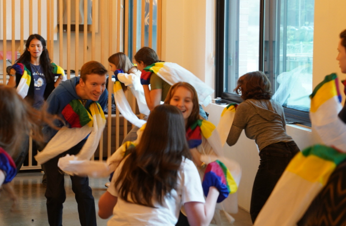 전주한옥마을 전통체험 ‘한바탕 얼쑤’에서 프랑스 유학생들이 오방색 천을 두르고 즐겁게 탈춤 동작을 배우는 모습