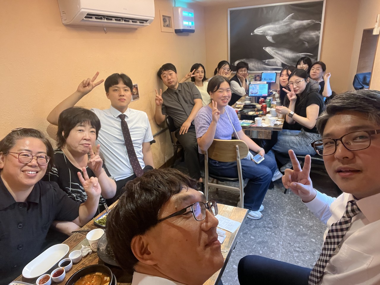 <h3 style="       margin: 0;       font-size: clamp(20px, 2.5vw, 40px);       font-weight: 600;       line-height: 1.2;     ">       다음세대 교육부     </h3>      <hr style="       width: 40px;       border: 1px solid white;       margin: 10px auto;     ">      <p style="       margin: 0;       font-size: clamp(14px, 1.5vw, 32px);     ">       풍성한교회 교육부 안내     </p>