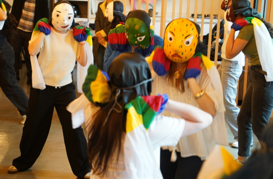 전주한옥마을 전통문화체험 ‘한바탕 얼쑤’에서 프랑스 유학생들이 전통탈을 쓰고 창의적으로 자신만의 탈춤을 구성해 보는 모습