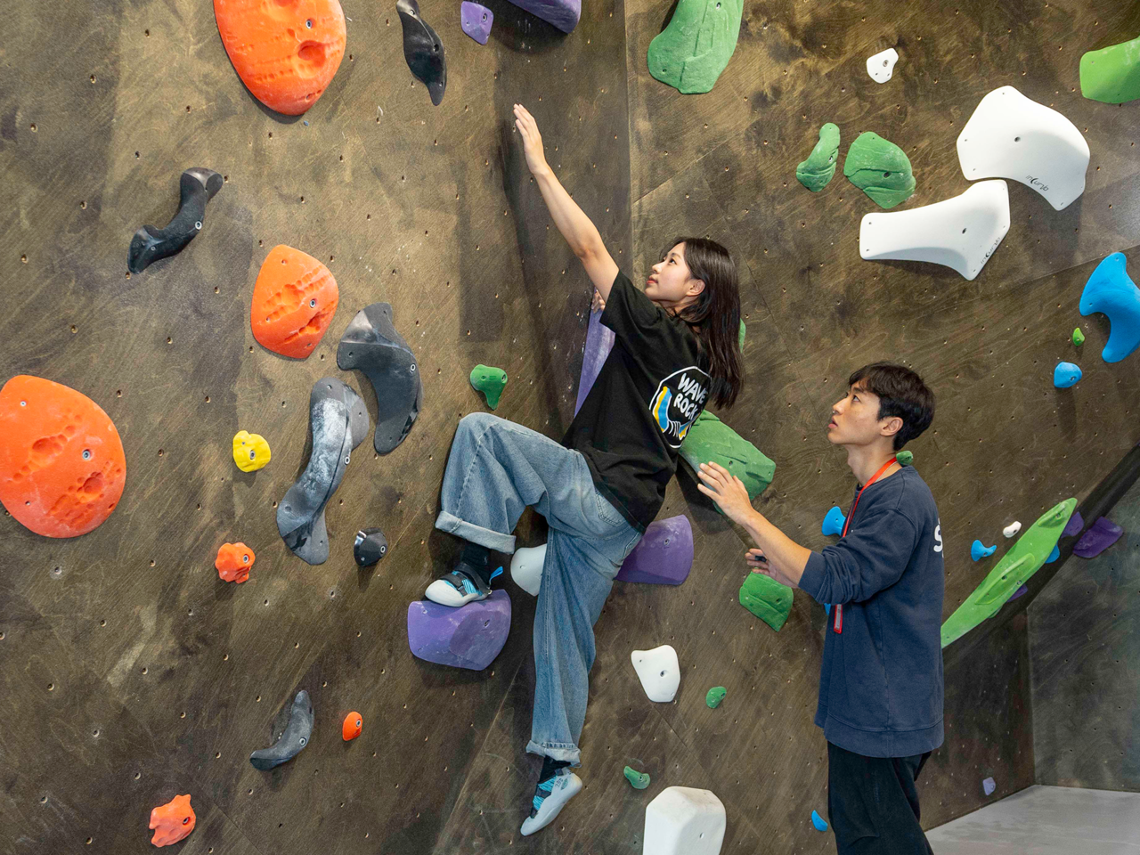 <div style="padding:30px;"><p style="font-size:18px;">안전하게,<br>제대로 배우는 클라이밍</p><p style="font-size:32px; color:#fff;"><b>강습 프로그램</b></p></div>