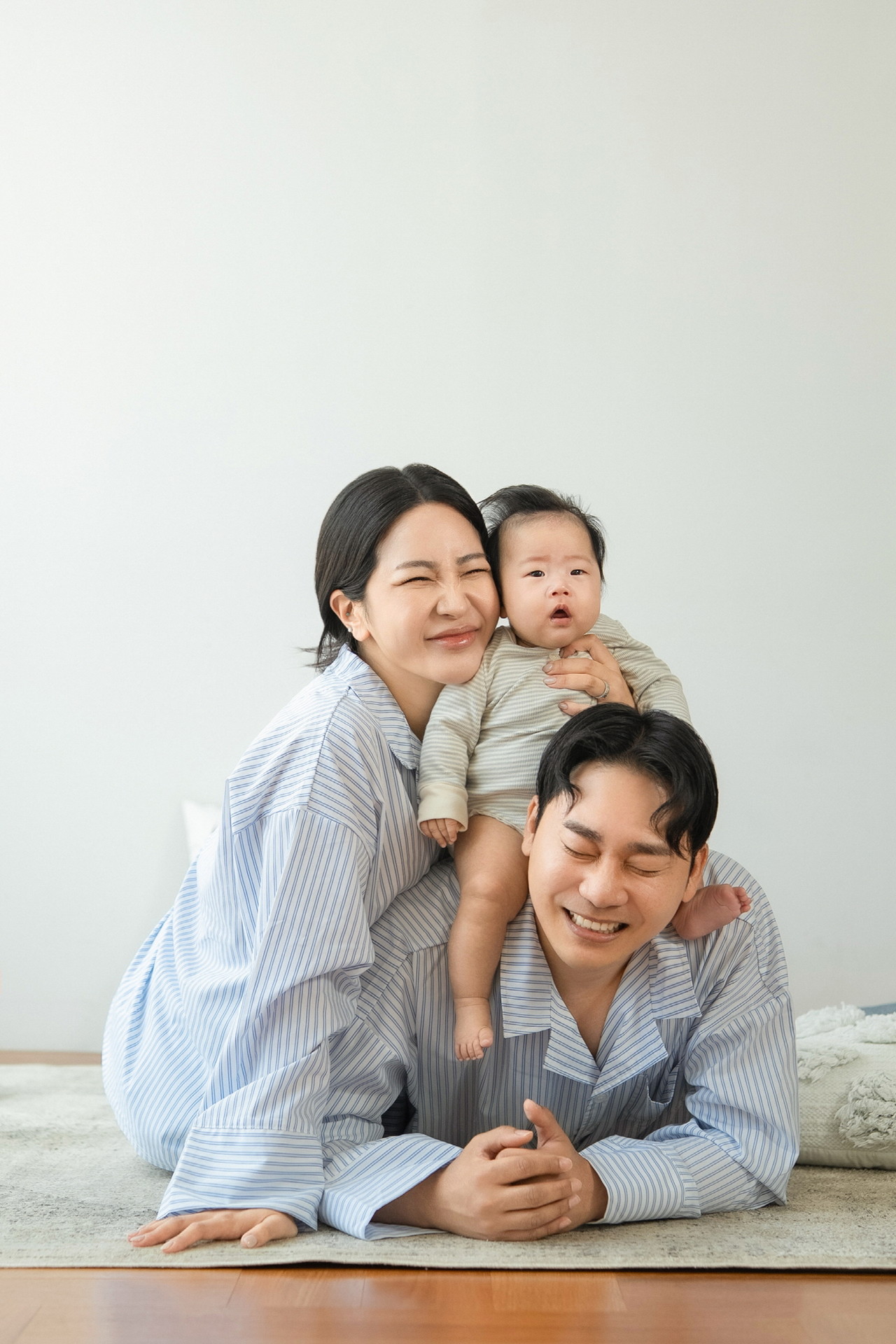 <span style="font-size: 20px;"><strong>가족사진</strong></span><br><span style="font-size: 18px; color: rgb(94, 94, 94);">함께 웃는 지금, 가장 소중한 기록입니다.</span>
