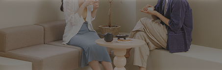 <div class="tb-text-group"><span class="t-text">Table Talk Salon</span><p class="b-text"><i>“카메라 없이 기억에 남는 장면이 많았어요.” – 태오</i></p></div>