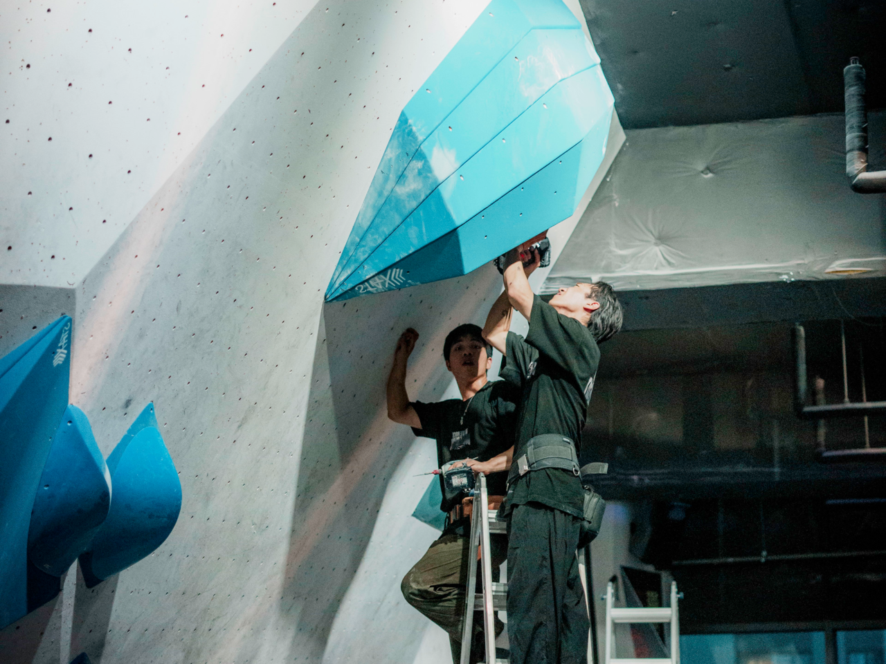 <div style="padding:30px;"><p style="color:#fff; font-size:18px;">지루할 틈이 없도록<br>매주 새로운 루트세팅</p><p style="font-size:32px; color:#fff;"><b>세팅 일정</b></p></div>