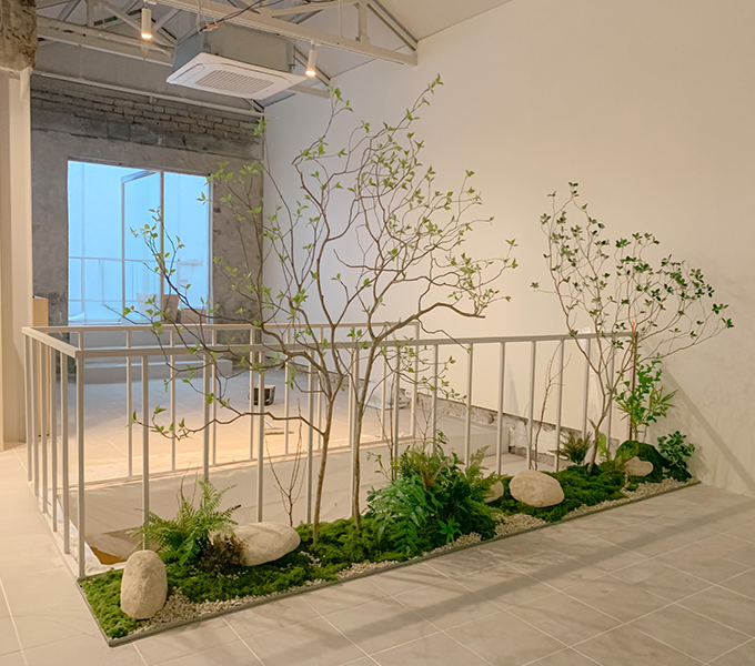 <div class="tb-text-group01"><span class="step">01.</span><p class="t-text01">플랜테리어 시공</p><p class="b-text01">(대형 수목, 수직정원, 인조/생화 조합)</p></div>