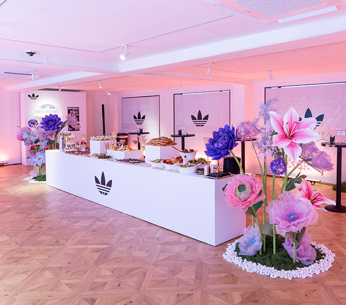 <div class="tb-text-group01"><span class="step">02.</span><p class="t-text01">브랜드 공간 연출</p><p class="b-text01">(플래그십 스토어, 호텔 로비, 전시/쇼룸)</p></div>