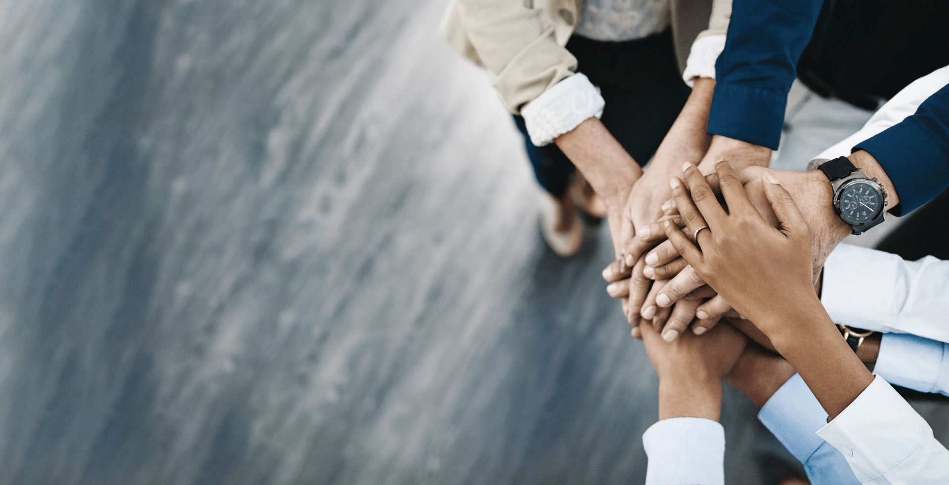 <p style="padding:150px;"><b>함께 미래를 움직입니다</b></p>