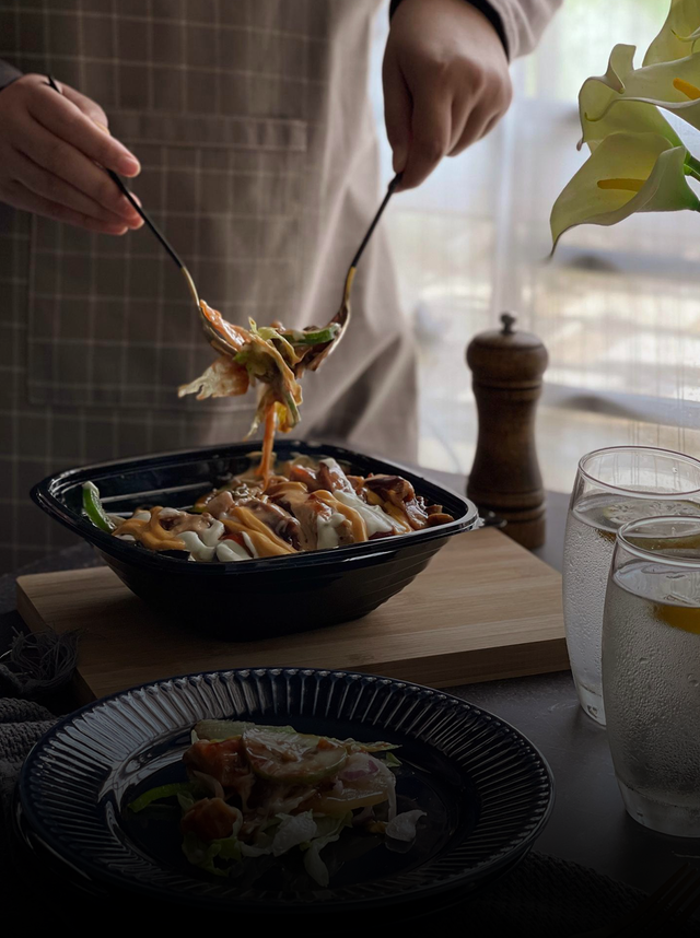 <p><span style="font-size: 30px;"><strong><span style="letter-spacing: -1px;">위탁운영/위탁급식</span></strong></span></p>  <p><span style="letter-spacing: -1px;"><br></span><span style="font-size: 18px; letter-spacing: -1px;">기획·운영·브랜딩을 아우르는 F&B 서비스를</span></p>  <p><span style="font-size: 18px; letter-spacing: -1px;">제공하고 있습니다.</span></p>