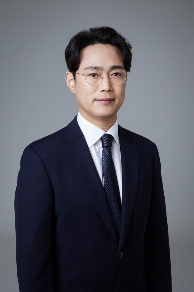 <p style="background: #741910; height: 48px; padding-left: 20px; padding-top: 6px; text-align: left;"><span style="color: #fff; font-size:20px;">허진영</span><span style="font-size:16px; color: #fff; padding-left: 10px;">고문 변호사 </span> </p>