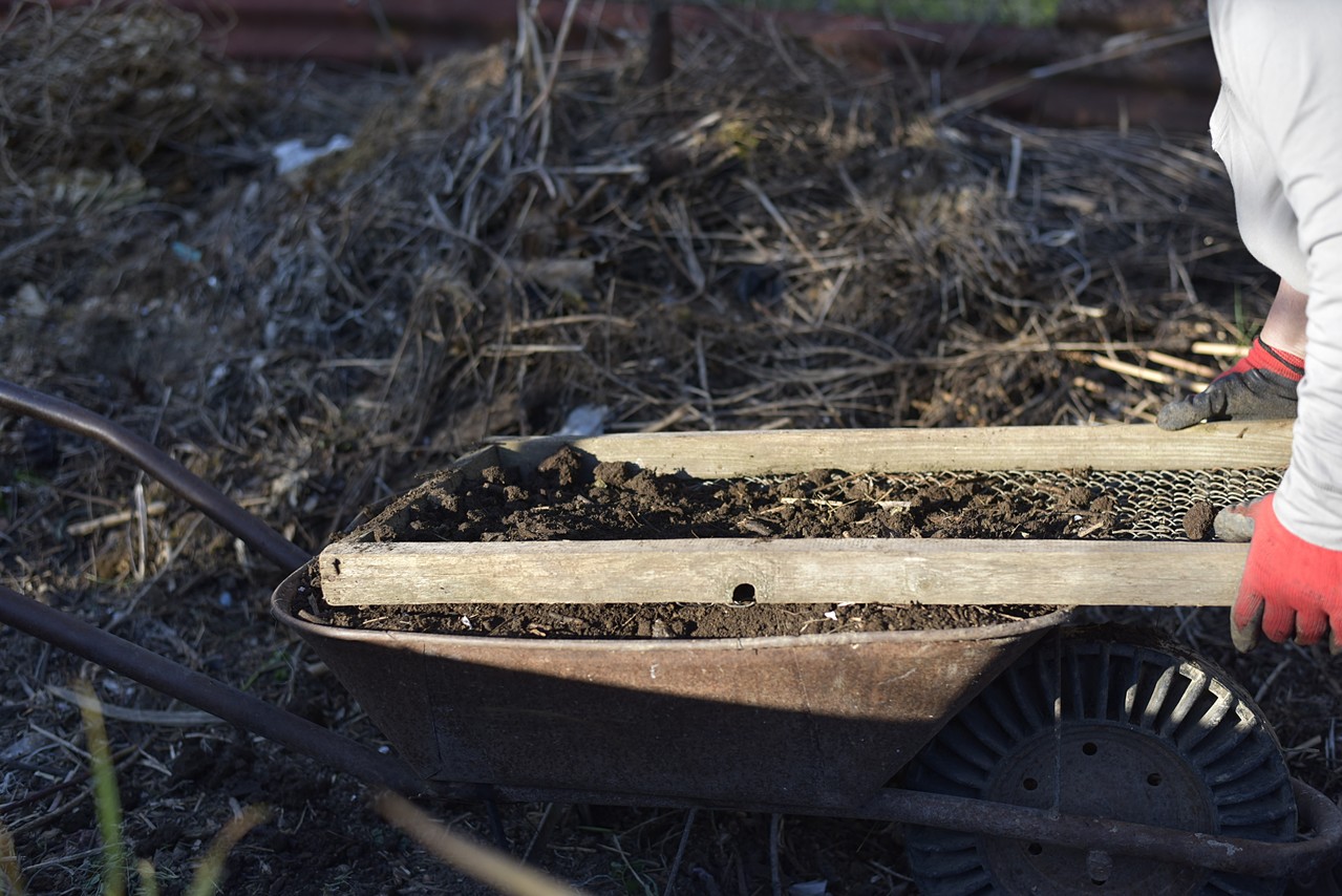 축사 악취 제거 및 위생 관리 – 분뇨 냄새 제거, 탈취 소독, 바닥 위생 청소