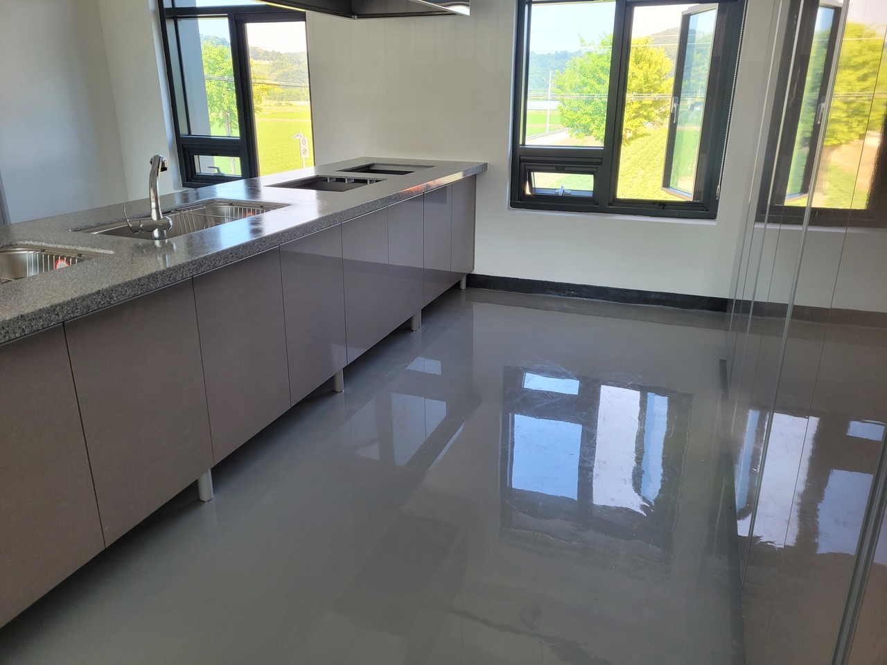 입주 청소 및 준공 청소 서비스 – 신축 주택, 리모델링 공간 클리닝 및 살균 소독