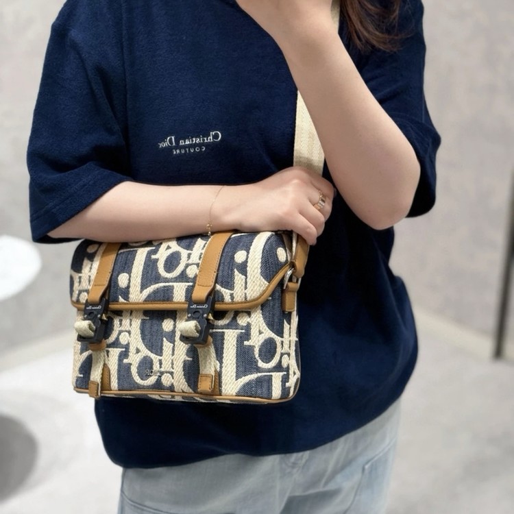 디올 26FW 힛더로드 플랩 크로스백