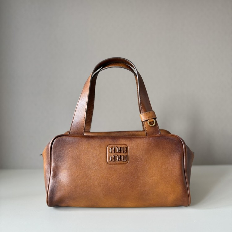 미우미우 25FW 레더 탑 핸들 5BB182