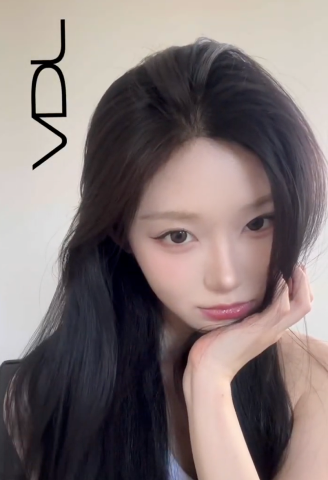 <p style="text-align: left; font-size: 16px; font-weight: bold; line-height: 1.2;""><br>VDL</p><p style="text-align: left; font-size: 13px; color: rgb(118, 118, 118); line-height: 1.2;">클래식 캐주얼 뷰티 브랜드 "브이디엘"</span></p>