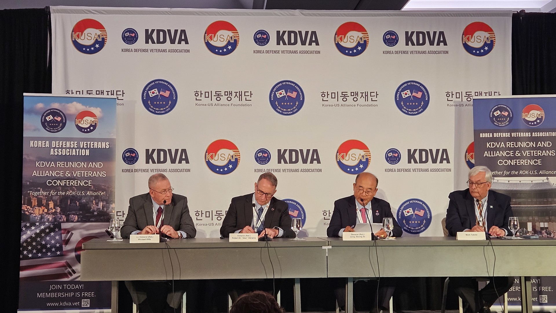 주한미군전우회, 미 샌디에고에서 한미동맹 컨퍼런스 개최 (10.25, 왼쪽부터 빌스 전 미8군사령관/에이브람스 전 한미연합사령관, 정승조 전 합참의장))