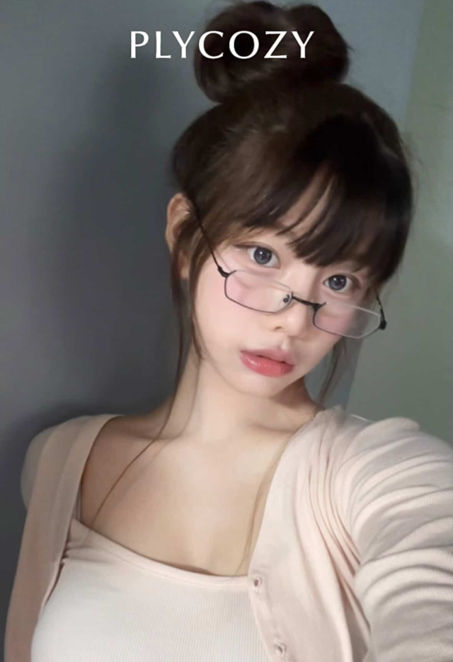 <p style="text-align: left; font-size: 16px; font-weight: bold; line-height: 1.2;""><br>Plycozy</p><p style="text-align: left; font-size: 13px; color: rgb(118, 118, 118); line-height: 1.2;">일상의 편안함을 다루다 "플라이코지"</span></p>