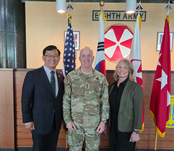 미 8군사령관 취임식 참석 (왼쪽: 양태봉 주한미군전우회 부회장)