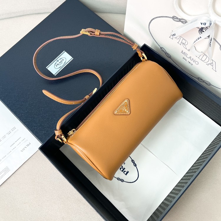 프라다 25SS 삼각로고 소프트 숄더 1BC239