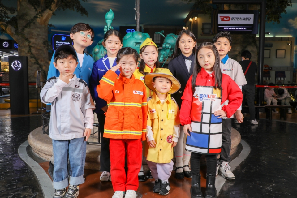 <p style="text-align: center;"><span style="font-size: 26px;"><strong><span style="letter-spacing: 2px; color: rgb(255, 255, 255);">찾아가는 키자니아GO</span></strong></span></p>  <p style="text-align: center;"><span style="color: rgb(255, 255, 255);">이동식 직업 체험관을 구현하여<br>키즈 패밀리를 타겟으로 한 체험 콘텐츠를 제공합니다.</span> </p>