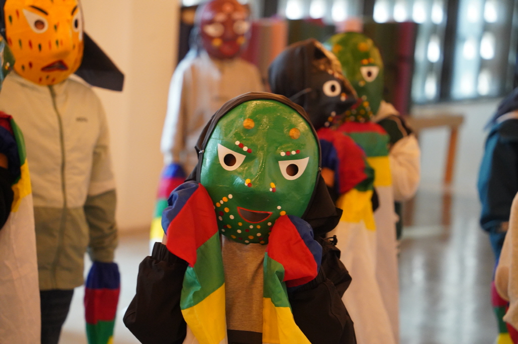 전주한옥마을 승암어울마당에서 초등학생들이 색색의 전통 탈을 쓰고 오색 수건을 들며 탈춤을 배우는 한바탕 얼쑤 전통공연체험 장면