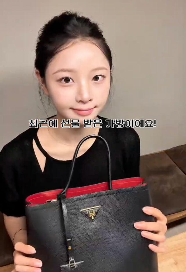 <p style="text-align: left; font-size: 14px; font-weight: bold; line-height: 1.2;""><br>POIZON</p><p style="text-align: left; font-size: 13px; color: rgb(118, 118, 118); line-height: 1.2;">무료 정품 감별 서비스 "포이즌"</span></p>