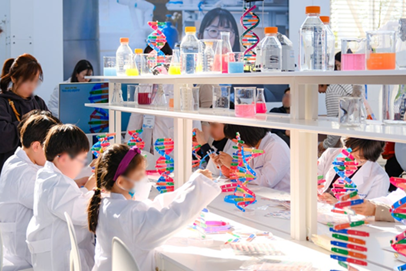 <p style="text-align: center; line-height: 1;"> 	<br> </p>  <p style="text-align: center;"><span style="font-size: 18px;"><strong><span style="letter-spacing: 2px; color: rgb(255, 255, 255);">DNA 모형 만들기</span></strong></span></p>  <p style="text-align: center;"><span style="color: rgb(255, 255, 255); font-size: 14px;">유전자 구조와 DNA 이중나선 원리를 배우고<br>샐깔블록, 스틱등 직접 조립하는 체험을 제공합니다.</span></p>