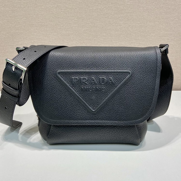 프라다 레더 엠보싱 로고 크로스 2VD056