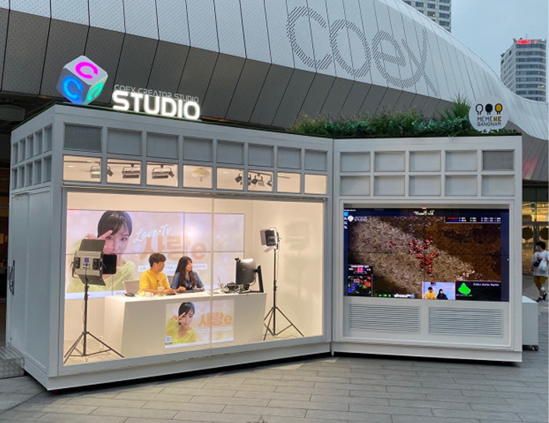 <p style="text-align: center; line-height: 1;"> 	<br> </p>  <p style="text-align: center;"><span style="font-size: 18px;"><strong><span style="letter-spacing: 2px; color: rgb(255, 255, 255);">라이브커머스</span></strong></span></p>  <p style="text-align: center;"><span style="color: rgb(255, 255, 255); font-size: 14px;">기업 대상 주력 상품 판매 촉진을 위해<br>라이브 커머스를 진행합니다.</span></p>